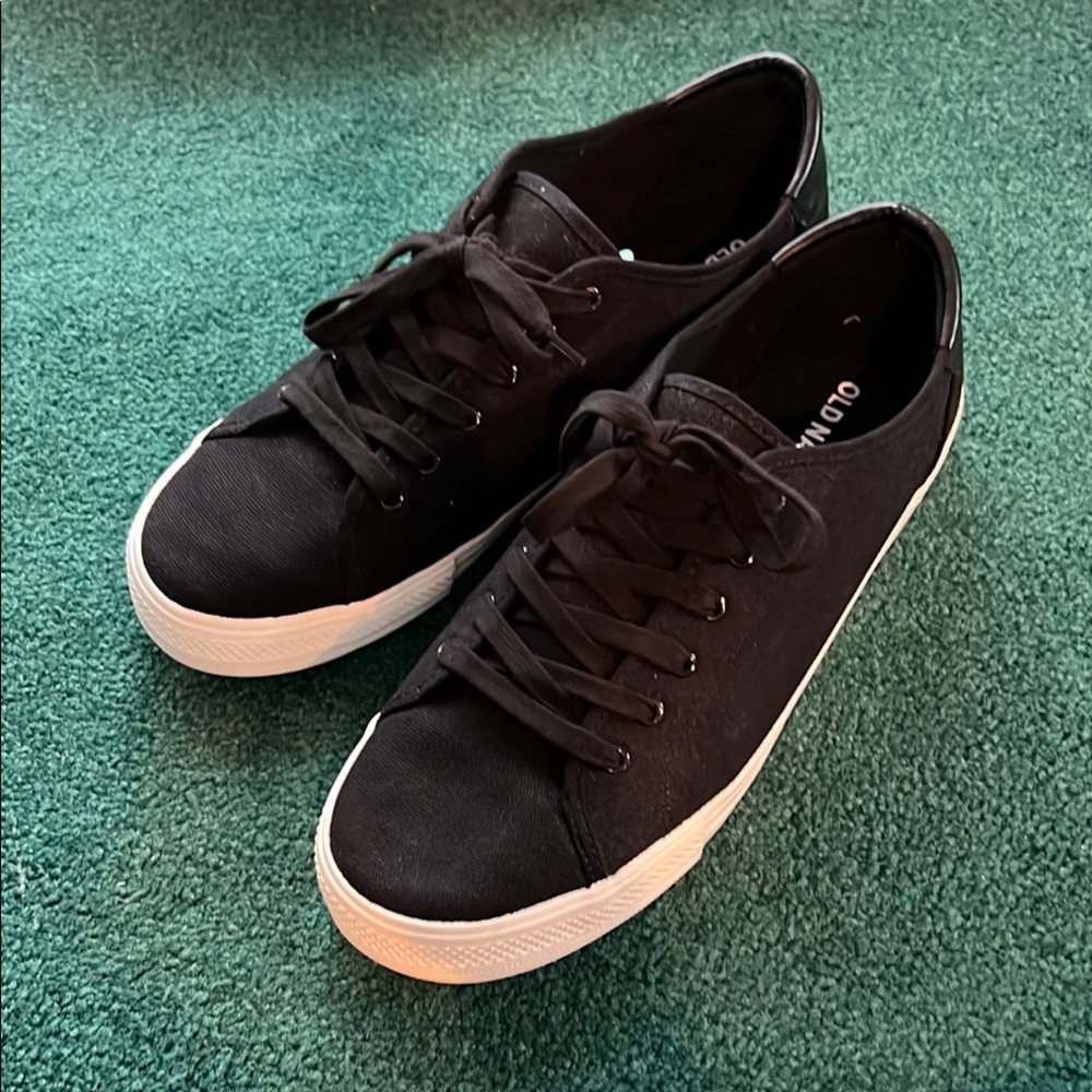 Old Navy Black Sneakers Classic Low-Top Design